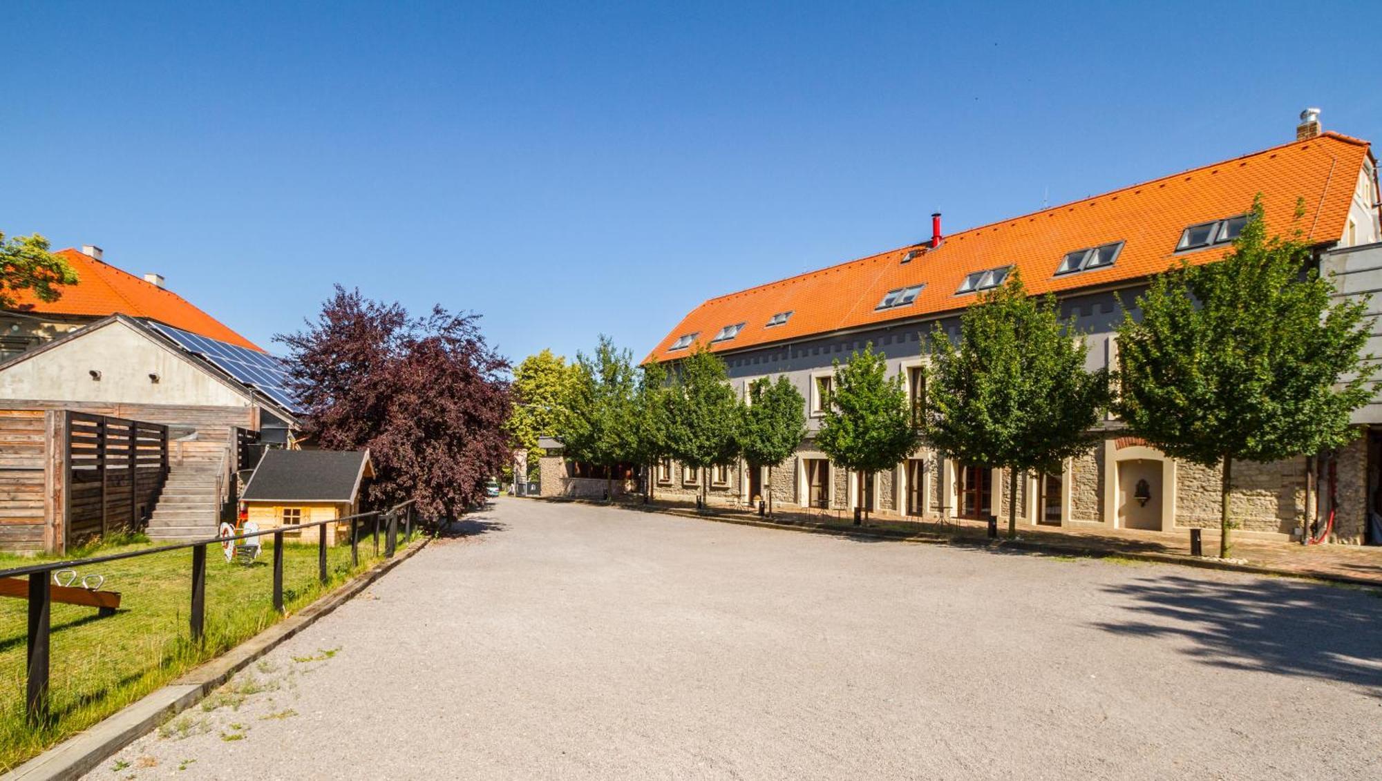 Chateau Nightingales Hostoun ภายนอก รูปภาพ